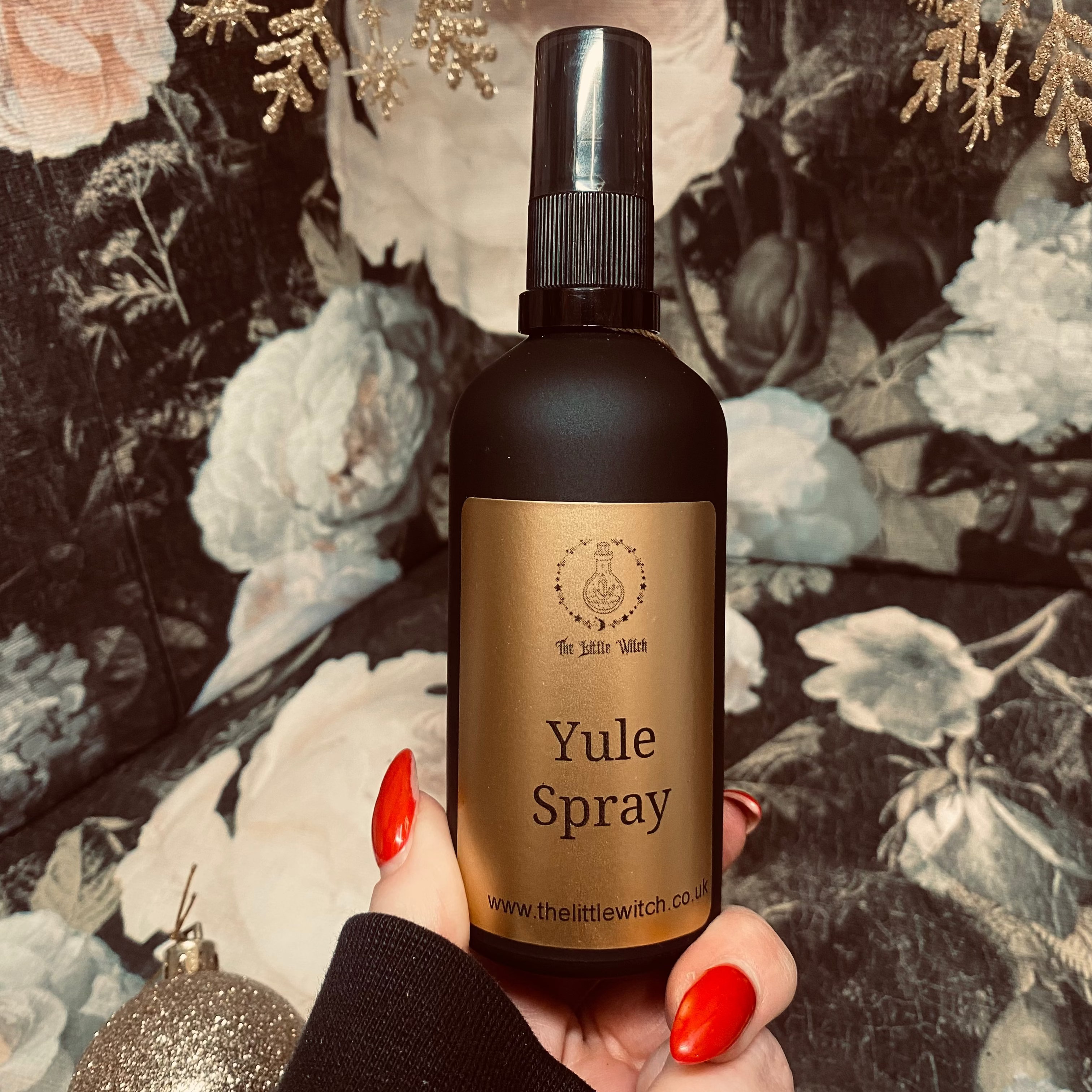 The Yule Spray is handcrafted by The Little Witch, made with pure essential oils of cinnamon, clove and sweet orange - capturing the warm and festive spirit of the season