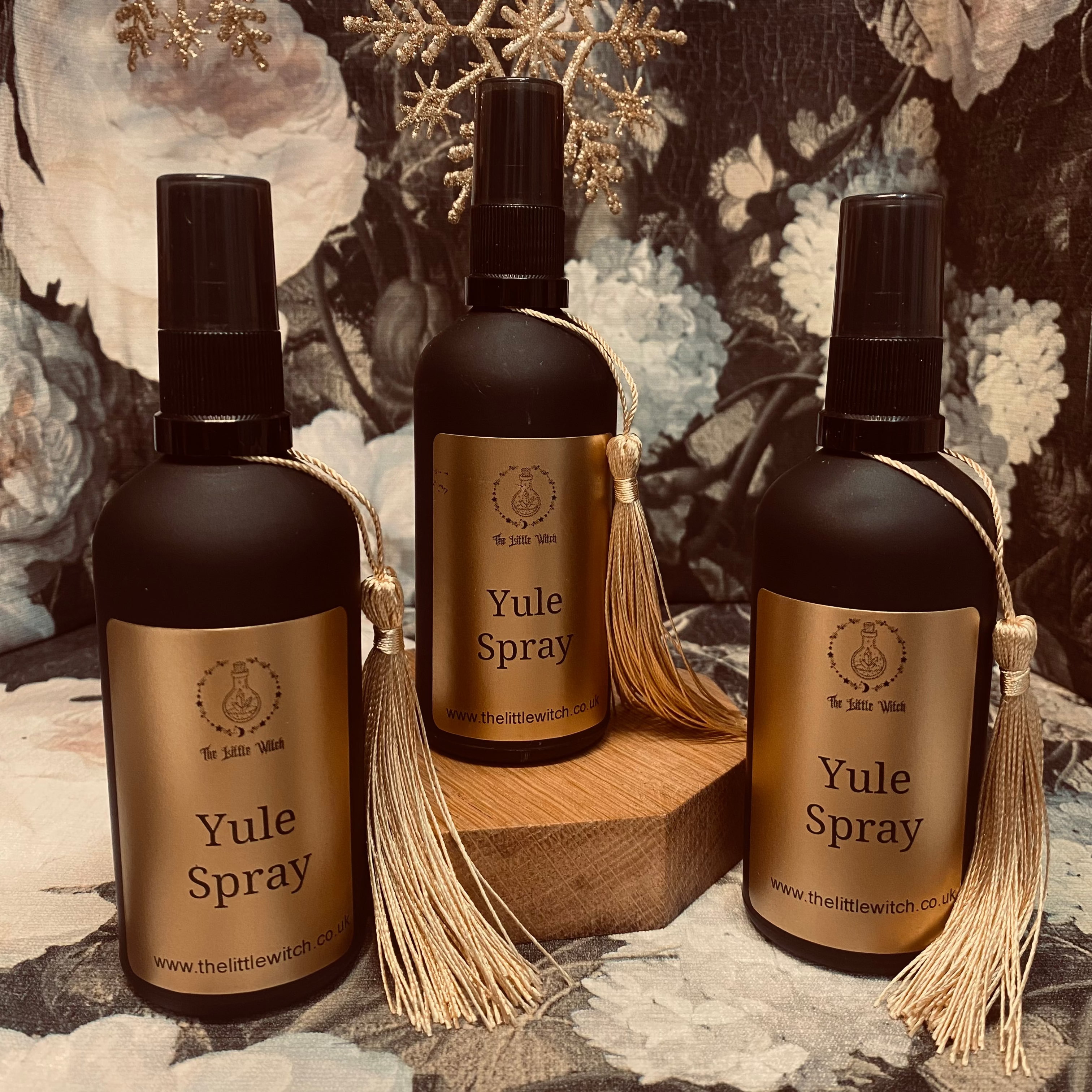 The Yule Spray is handcrafted by The Little Witch, made with pure essential oils of cinnamon, clove and sweet orange - capturing the warm and festive spirit of the season